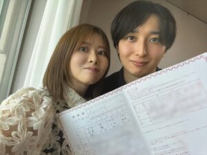 Emi Ōmatsu Instagram - ７月20日に、入籍いたしました！
名前が大松絵美から
安達絵美に変わりました！
まだ慣れないので
「あだちさん」と呼ばれても
反応できないこともありますが
呼ばれるタイミングがあると
あぁ！結婚したんだ！って
実感します…！
たくさんのお祝いのメッセージ
本当にありがとうございます！
これからも変わらずYouTubeを
続けていきたいので
何卒よろしくお願いいたします！

@jikanmaster 
これから末長くよろしく！