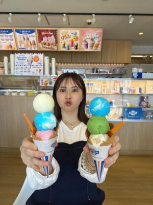 Emi Ōmatsu Instagram - プロポーズしていただいた日の宮古島の記録
おいしかったご飯屋さんも共有させていただく！

1.2枚目　ブルーシールでトリプル頼んだ
3枚目　　島cafeとぅんからや（外でご飯食べれて最高）
4.5枚目　　波癒 namyu the place（ヴィラ）
ウェルカムフルーツとご飯の後に出してくれたプレート
ここマジで良すぎた…
6.7枚目　島野菜カフェ Re:Hellow BEACH（ここは石垣島ですがバーニャカウダとパイナップルジュースがおいしかった）
8枚目　　プロポーズシーン隠しカメラで撮ってくれてましたお恥ずかしいので一部分だけ