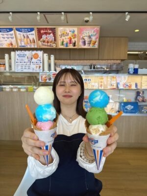 Emi Ōmatsu Instagram - プロポーズしていただいた日の宮古島の記録
おいしかったご飯屋さんも共有させていただく！

1.2枚目　ブルーシールでトリプル頼んだ
3枚目　　島cafeとぅんからや（外でご飯食べれて最高）
4.5枚目　　波癒 namyu the place（ヴィラ）
ウェルカムフルーツとご飯の後に出してくれたプレート
ここマジで良すぎた…
6.7枚目　島野菜カフェ Re:Hellow BEACH（ここは石垣島ですがバーニャカウダとパイナップルジュースがおいしかった）
8枚目　　プロポーズシーン隠しカメラで撮ってくれてましたお恥ずかしいので一部分だけ