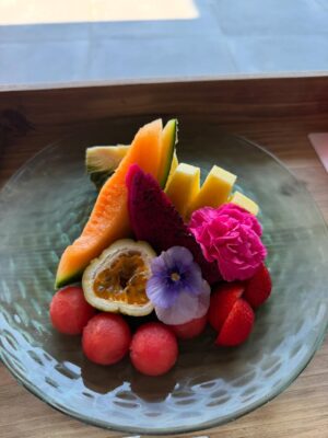 Emi Ōmatsu Instagram - プロポーズしていただいた日の宮古島の記録
おいしかったご飯屋さんも共有させていただく！

1.2枚目　ブルーシールでトリプル頼んだ
3枚目　　島cafeとぅんからや（外でご飯食べれて最高）
4.5枚目　　波癒 namyu the place（ヴィラ）
ウェルカムフルーツとご飯の後に出してくれたプレート
ここマジで良すぎた…
6.7枚目　島野菜カフェ Re:Hellow BEACH（ここは石垣島ですがバーニャカウダとパイナップルジュースがおいしかった）
8枚目　　プロポーズシーン隠しカメラで撮ってくれてましたお恥ずかしいので一部分だけ