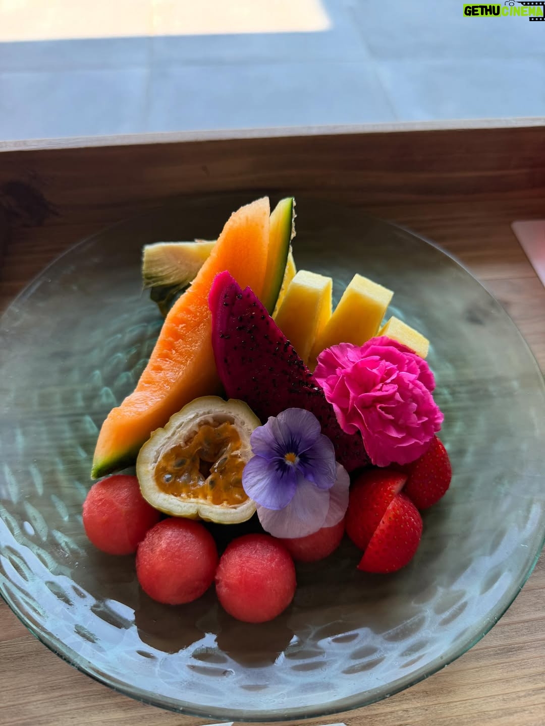 Emi Ōmatsu - 32.6K Likes - プロポーズしていただいた日の宮古島の記録
おいしかったご飯屋さんも共有させていただく！

1.2枚目　ブルーシールでトリプル頼んだ
3枚目　　島cafeとぅんからや（外でご飯食べれて最高）
4.5枚目　　波癒 namyu the place（ヴィラ）
ウェルカムフルーツとご飯の後に出してくれたプレート
ここマジで良すぎた…
6.7枚目　島野菜カフェ Re:Hellow BEACH（ここは石垣島ですがバーニャカウダとパイナップルジュースがおいしかった）
8枚目　　プロポーズシーン隠しカメラで撮ってくれてましたお恥ずかしいので一部分だけ