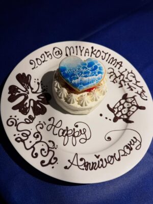 Emi Ōmatsu Instagram - プロポーズしていただいた日の宮古島の記録
おいしかったご飯屋さんも共有させていただく！

1.2枚目　ブルーシールでトリプル頼んだ
3枚目　　島cafeとぅんからや（外でご飯食べれて最高）
4.5枚目　　波癒 namyu the place（ヴィラ）
ウェルカムフルーツとご飯の後に出してくれたプレート
ここマジで良すぎた…
6.7枚目　島野菜カフェ Re:Hellow BEACH（ここは石垣島ですがバーニャカウダとパイナップルジュースがおいしかった）
8枚目　　プロポーズシーン隠しカメラで撮ってくれてましたお恥ずかしいので一部分だけ