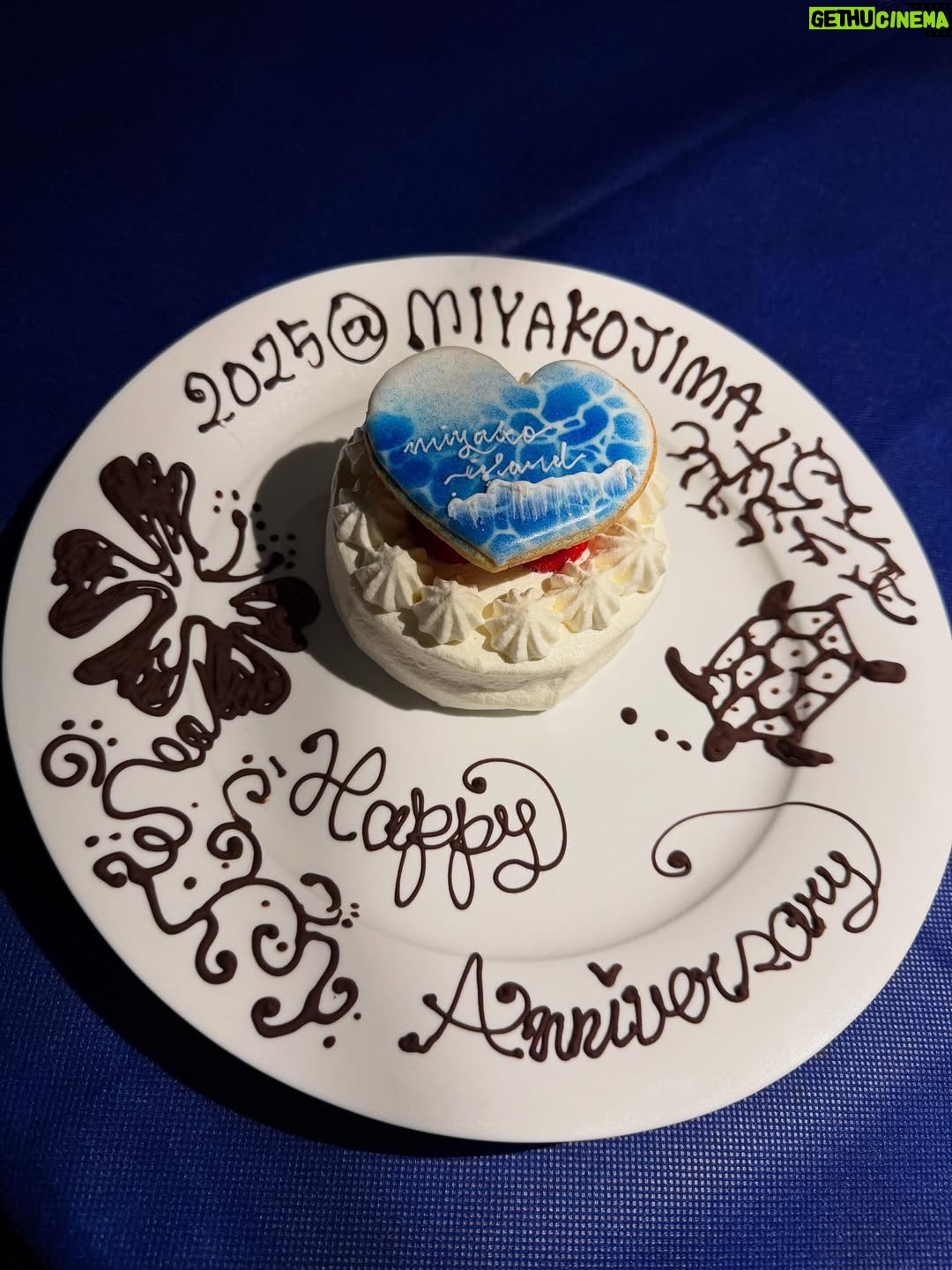 Emi Ōmatsu - 32.6K Likes - プロポーズしていただいた日の宮古島の記録
おいしかったご飯屋さんも共有させていただく！

1.2枚目　ブルーシールでトリプル頼んだ
3枚目　　島cafeとぅんからや（外でご飯食べれて最高）
4.5枚目　　波癒 namyu the place（ヴィラ）
ウェルカムフルーツとご飯の後に出してくれたプレート
ここマジで良すぎた…
6.7枚目　島野菜カフェ Re:Hellow BEACH（ここは石垣島ですがバーニャカウダとパイナップルジュースがおいしかった）
8枚目　　プロポーズシーン隠しカメラで撮ってくれてましたお恥ずかしいので一部分だけ