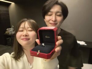 Emi Ōmatsu Instagram - わたくしごとですが
このたび、結婚することになりました！
お相手はあだちくんです。
これから夫婦として歩んでいくことを
決めました。

まだ籍は入れていないのですが、
いつも応援してくださっている皆さまに、
できるだけ早くご報告をさせていただきたい…！
と思い、入籍前の少しフライング報告です。

YouTubeが大好きで
YouTubeが仕事になり
YouTubeにプライベートを語り
YouTube（彼氏オーディション）で
彼氏がてきて、その彼氏が夫になると思うと
我ながらどこまでもYouTubeが大好きで
YouTubeと共に生きているなぁ…
としみじみ思います。

どんな時も絶対に味方でいてくれて、
優しさと信念と独自の感性を持つ
頼もしい彼です。彼と過ごしていると
毎日が楽しくて仕方ないです。
残りの人生をずっと一緒に歩みたい！
と迷いなく思えるそんな人と出会えたことを
とても誇らしく嬉しく思います。
（ヒカルさんありがとう！）

これからも変わらず、
温かく見守っていただけたら嬉しいです
今後ともどうぞよろしくお願いします！
（思い出の写真たち載せておきます）