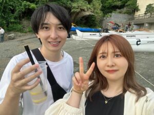Emi Ōmatsu Instagram - わたくしごとですが
このたび、結婚することになりました！
お相手はあだちくんです。
これから夫婦として歩んでいくことを
決めました。

まだ籍は入れていないのですが、
いつも応援してくださっている皆さまに、
できるだけ早くご報告をさせていただきたい…！
と思い、入籍前の少しフライング報告です。

YouTubeが大好きで
YouTubeが仕事になり
YouTubeにプライベートを語り
YouTube（彼氏オーディション）で
彼氏がてきて、その彼氏が夫になると思うと
我ながらどこまでもYouTubeが大好きで
YouTubeと共に生きているなぁ…
としみじみ思います。

どんな時も絶対に味方でいてくれて、
優しさと信念と独自の感性を持つ
頼もしい彼です。彼と過ごしていると
毎日が楽しくて仕方ないです。
残りの人生をずっと一緒に歩みたい！
と迷いなく思えるそんな人と出会えたことを
とても誇らしく嬉しく思います。
（ヒカルさんありがとう！）

これからも変わらず、
温かく見守っていただけたら嬉しいです
今後ともどうぞよろしくお願いします！
（思い出の写真たち載せておきます）