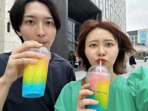 Emi Ōmatsu Instagram - わたくしごとですが
このたび、結婚することになりました！
お相手はあだちくんです。
これから夫婦として歩んでいくことを
決めました。

まだ籍は入れていないのですが、
いつも応援してくださっている皆さまに、
できるだけ早くご報告をさせていただきたい…！
と思い、入籍前の少しフライング報告です。

YouTubeが大好きで
YouTubeが仕事になり
YouTubeにプライベートを語り
YouTube（彼氏オーディション）で
彼氏がてきて、その彼氏が夫になると思うと
我ながらどこまでもYouTubeが大好きで
YouTubeと共に生きているなぁ…
としみじみ思います。

どんな時も絶対に味方でいてくれて、
優しさと信念と独自の感性を持つ
頼もしい彼です。彼と過ごしていると
毎日が楽しくて仕方ないです。
残りの人生をずっと一緒に歩みたい！
と迷いなく思えるそんな人と出会えたことを
とても誇らしく嬉しく思います。
（ヒカルさんありがとう！）

これからも変わらず、
温かく見守っていただけたら嬉しいです
今後ともどうぞよろしくお願いします！
（思い出の写真たち載せておきます）
