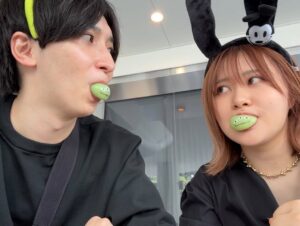 Emi Ōmatsu Instagram - わたくしごとですが
このたび、結婚することになりました！
お相手はあだちくんです。
これから夫婦として歩んでいくことを
決めました。

まだ籍は入れていないのですが、
いつも応援してくださっている皆さまに、
できるだけ早くご報告をさせていただきたい…！
と思い、入籍前の少しフライング報告です。

YouTubeが大好きで
YouTubeが仕事になり
YouTubeにプライベートを語り
YouTube（彼氏オーディション）で
彼氏がてきて、その彼氏が夫になると思うと
我ながらどこまでもYouTubeが大好きで
YouTubeと共に生きているなぁ…
としみじみ思います。

どんな時も絶対に味方でいてくれて、
優しさと信念と独自の感性を持つ
頼もしい彼です。彼と過ごしていると
毎日が楽しくて仕方ないです。
残りの人生をずっと一緒に歩みたい！
と迷いなく思えるそんな人と出会えたことを
とても誇らしく嬉しく思います。
（ヒカルさんありがとう！）

これからも変わらず、
温かく見守っていただけたら嬉しいです
今後ともどうぞよろしくお願いします！
（思い出の写真たち載せておきます）