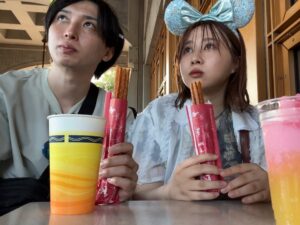 Emi Ōmatsu Instagram - わたくしごとですが
このたび、結婚することになりました！
お相手はあだちくんです。
これから夫婦として歩んでいくことを
決めました。

まだ籍は入れていないのですが、
いつも応援してくださっている皆さまに、
できるだけ早くご報告をさせていただきたい…！
と思い、入籍前の少しフライング報告です。

YouTubeが大好きで
YouTubeが仕事になり
YouTubeにプライベートを語り
YouTube（彼氏オーディション）で
彼氏がてきて、その彼氏が夫になると思うと
我ながらどこまでもYouTubeが大好きで
YouTubeと共に生きているなぁ…
としみじみ思います。

どんな時も絶対に味方でいてくれて、
優しさと信念と独自の感性を持つ
頼もしい彼です。彼と過ごしていると
毎日が楽しくて仕方ないです。
残りの人生をずっと一緒に歩みたい！
と迷いなく思えるそんな人と出会えたことを
とても誇らしく嬉しく思います。
（ヒカルさんありがとう！）

これからも変わらず、
温かく見守っていただけたら嬉しいです
今後ともどうぞよろしくお願いします！
（思い出の写真たち載せておきます）