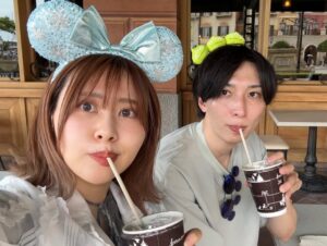 Emi Ōmatsu Instagram - わたくしごとですが
このたび、結婚することになりました！
お相手はあだちくんです。
これから夫婦として歩んでいくことを
決めました。

まだ籍は入れていないのですが、
いつも応援してくださっている皆さまに、
できるだけ早くご報告をさせていただきたい…！
と思い、入籍前の少しフライング報告です。

YouTubeが大好きで
YouTubeが仕事になり
YouTubeにプライベートを語り
YouTube（彼氏オーディション）で
彼氏がてきて、その彼氏が夫になると思うと
我ながらどこまでもYouTubeが大好きで
YouTubeと共に生きているなぁ…
としみじみ思います。

どんな時も絶対に味方でいてくれて、
優しさと信念と独自の感性を持つ
頼もしい彼です。彼と過ごしていると
毎日が楽しくて仕方ないです。
残りの人生をずっと一緒に歩みたい！
と迷いなく思えるそんな人と出会えたことを
とても誇らしく嬉しく思います。
（ヒカルさんありがとう！）

これからも変わらず、
温かく見守っていただけたら嬉しいです
今後ともどうぞよろしくお願いします！
（思い出の写真たち載せておきます）