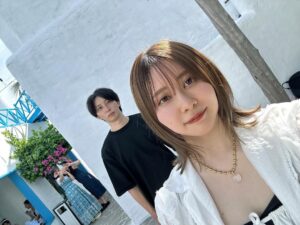Emi Ōmatsu Instagram - わたくしごとですが
このたび、結婚することになりました！
お相手はあだちくんです。
これから夫婦として歩んでいくことを
決めました。

まだ籍は入れていないのですが、
いつも応援してくださっている皆さまに、
できるだけ早くご報告をさせていただきたい…！
と思い、入籍前の少しフライング報告です。

YouTubeが大好きで
YouTubeが仕事になり
YouTubeにプライベートを語り
YouTube（彼氏オーディション）で
彼氏がてきて、その彼氏が夫になると思うと
我ながらどこまでもYouTubeが大好きで
YouTubeと共に生きているなぁ…
としみじみ思います。

どんな時も絶対に味方でいてくれて、
優しさと信念と独自の感性を持つ
頼もしい彼です。彼と過ごしていると
毎日が楽しくて仕方ないです。
残りの人生をずっと一緒に歩みたい！
と迷いなく思えるそんな人と出会えたことを
とても誇らしく嬉しく思います。
（ヒカルさんありがとう！）

これからも変わらず、
温かく見守っていただけたら嬉しいです
今後ともどうぞよろしくお願いします！
（思い出の写真たち載せておきます）