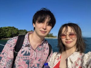 Emi Ōmatsu Instagram - わたくしごとですが
このたび、結婚することになりました！
お相手はあだちくんです。
これから夫婦として歩んでいくことを
決めました。

まだ籍は入れていないのですが、
いつも応援してくださっている皆さまに、
できるだけ早くご報告をさせていただきたい…！
と思い、入籍前の少しフライング報告です。

YouTubeが大好きで
YouTubeが仕事になり
YouTubeにプライベートを語り
YouTube（彼氏オーディション）で
彼氏がてきて、その彼氏が夫になると思うと
我ながらどこまでもYouTubeが大好きで
YouTubeと共に生きているなぁ…
としみじみ思います。

どんな時も絶対に味方でいてくれて、
優しさと信念と独自の感性を持つ
頼もしい彼です。彼と過ごしていると
毎日が楽しくて仕方ないです。
残りの人生をずっと一緒に歩みたい！
と迷いなく思えるそんな人と出会えたことを
とても誇らしく嬉しく思います。
（ヒカルさんありがとう！）

これからも変わらず、
温かく見守っていただけたら嬉しいです
今後ともどうぞよろしくお願いします！
（思い出の写真たち載せておきます）
