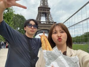 Emi Ōmatsu Instagram - わたくしごとですが
このたび、結婚することになりました！
お相手はあだちくんです。
これから夫婦として歩んでいくことを
決めました。

まだ籍は入れていないのですが、
いつも応援してくださっている皆さまに、
できるだけ早くご報告をさせていただきたい…！
と思い、入籍前の少しフライング報告です。

YouTubeが大好きで
YouTubeが仕事になり
YouTubeにプライベートを語り
YouTube（彼氏オーディション）で
彼氏がてきて、その彼氏が夫になると思うと
我ながらどこまでもYouTubeが大好きで
YouTubeと共に生きているなぁ…
としみじみ思います。

どんな時も絶対に味方でいてくれて、
優しさと信念と独自の感性を持つ
頼もしい彼です。彼と過ごしていると
毎日が楽しくて仕方ないです。
残りの人生をずっと一緒に歩みたい！
と迷いなく思えるそんな人と出会えたことを
とても誇らしく嬉しく思います。
（ヒカルさんありがとう！）

これからも変わらず、
温かく見守っていただけたら嬉しいです
今後ともどうぞよろしくお願いします！
（思い出の写真たち載せておきます）
