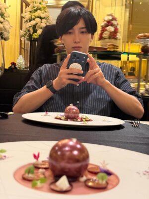 Emi Ōmatsu Instagram - 誕生日！
本日、32歳になりました！！！
30歳を超えるまでは何となく年齢を
重ねるのが怖かったのですが
30歳を超えてから人生がより楽しくなりました！！！
いつも応援してくださる皆様のおかげです
これからも末長くよろしくお願いします🫶

昨日は時マスが素敵なフレンチで
お祝いしてくれました！オシャ！！！！！！！
美しいお料理すぎて沢山写真とりました
（１枚目〜８枚目）
あ、７枚目は家でプレゼントもらったときのやつです

今日（誕生日当日）は雨の中
カレーを作って外で食べました！
雨が降っていたので撤退するかと思いきや
「何もしなくていいからゆっくりしてて！！！」
と言い、レインコートを着て
1人テントの設営を始めました。
何故そこまでしてテントをたてたかったのかは
謎に包まれていますが
とてもおいしかったし
とても楽しかったです
最高の時間をありがとう！