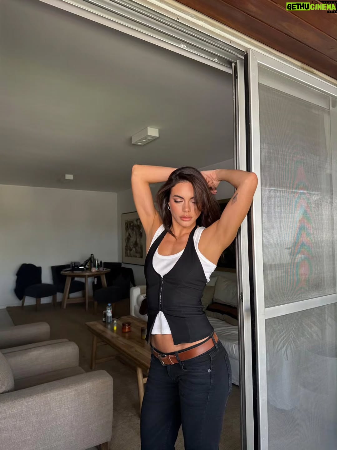 Emilia Attías - 67.6K Likes - Seguimos grabando por acaaaa :)

Gracias equipet de mi 🖤

M @nazag_makeup
H @conradoereyra 
@frumboliestudio 
L @aynotdead 
St @natcecchinato