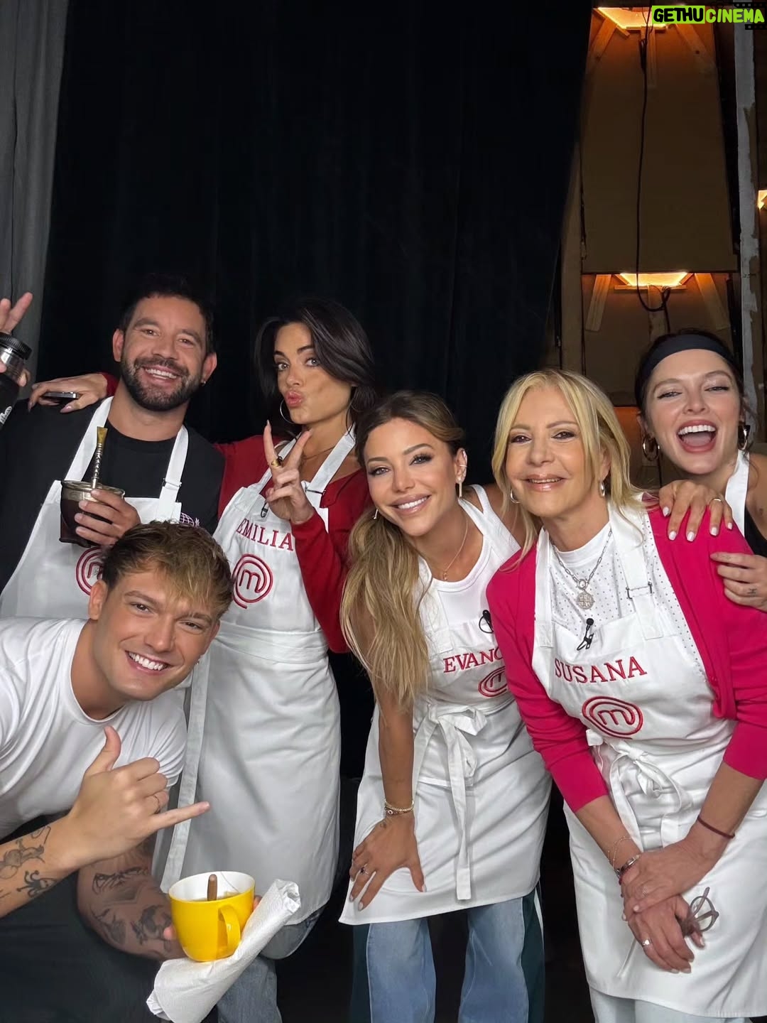 Emilia Attías - 134K Likes - Y si...parece que ya arrancamos! 💫❤️🙌

@masterchefargentina 
@telefe

Desde este Lunes a las 22hs

Gracias profes @pablitoimpieri @pola_ch por estar sacandome aún más buena 😎🤞🤛
Gracias mamá por amar tanto la cocina, seguí enseñandome recetas ❤️ :))

Ahora todo el que cocina enfrente mío tiene toda mi atención 🧐😅🤓