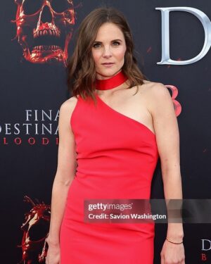 Emma Bell Instagram - I laughed. I screamed. I became intimately close with the stranger next to me as we held each other. 

New Line knocked this one out of the park. #finaldestinationbloodlines 
 
Sponsored by @gettyimages 😂