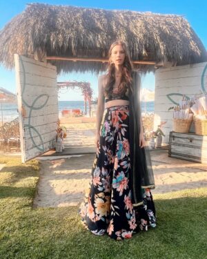 Emma Ishta Instagram - 10 out of 10 recommend getting $30 massages on the beach in sayulita and laughing until you cry, eating your weight in freshly fried churros, dancing for 6 hours straight barefoot because when you dance that hard shoes must come off and watching one of your OG best friends marry the love of his life surrounded by his warm, vibrant, amazing family and friends.
