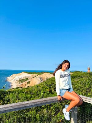 Emma Raducan Instagram - Ted’s on the vineyard ~ heard it here first. spontaneous 36h new england summer 💛🪻 fun time w friends in MA >> 🦞!!