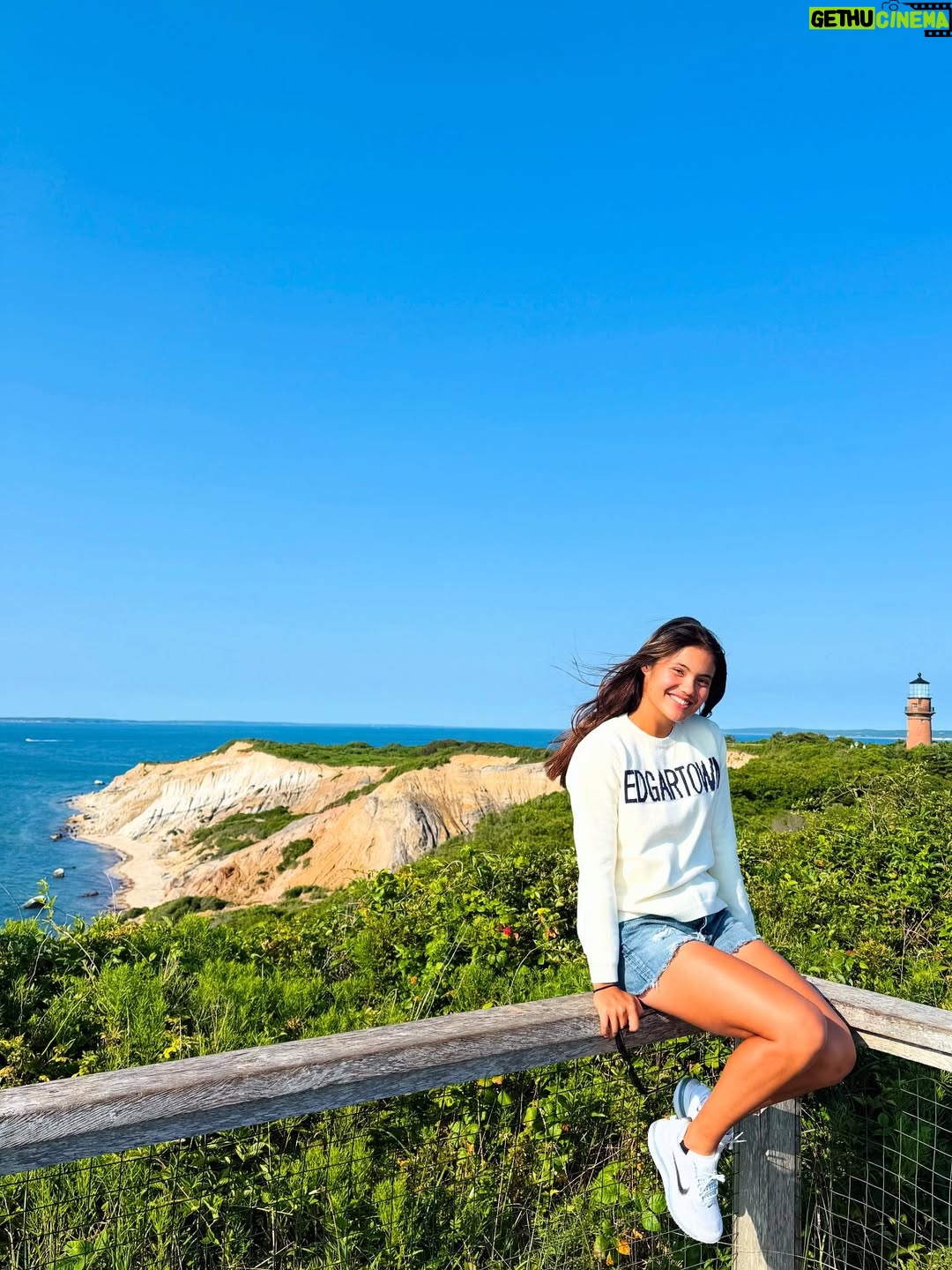 Emma Raducan - 276.6K Likes - Ted’s on the vineyard ~ heard it here first. spontaneous 36h new england summer 💛🪻 fun time w friends in MA >> 🦞!!