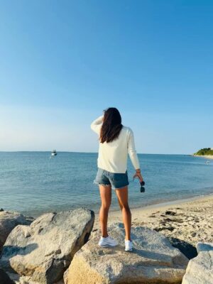 Emma Raducan Instagram - Ted’s on the vineyard ~ heard it here first. spontaneous 36h new england summer 💛🪻 fun time w friends in MA >> 🦞!!