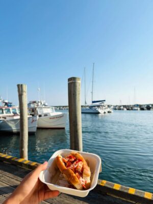 Emma Raducan Instagram - Ted’s on the vineyard ~ heard it here first. spontaneous 36h new england summer 💛🪻 fun time w friends in MA >> 🦞!!