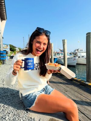 Emma Raducan Instagram - Ted’s on the vineyard ~ heard it here first. spontaneous 36h new england summer 💛🪻 fun time w friends in MA >> 🦞!!