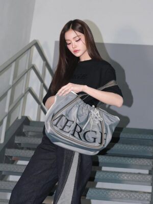 Engfa Waraha Instagram - 🖤 @merge.official_
#ADayBagNylonEdition
#Unmarked
#MergeFriends
#MergeADayBag