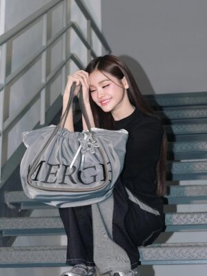 Engfa Waraha Instagram - 🖤 @merge.official_
#ADayBagNylonEdition
#Unmarked
#MergeFriends
#MergeADayBag