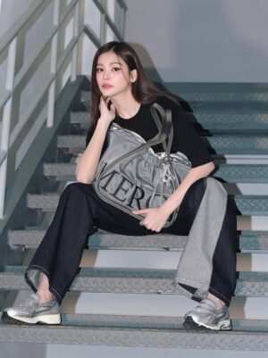 Engfa Waraha Instagram - 🖤 @merge.official_
#ADayBagNylonEdition
#Unmarked
#MergeFriends
#MergeADayBag