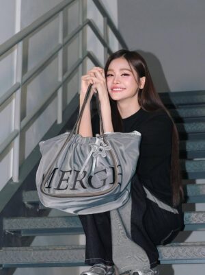 Engfa Waraha Instagram - 🖤 @merge.official_
#ADayBagNylonEdition
#Unmarked
#MergeFriends
#MergeADayBag