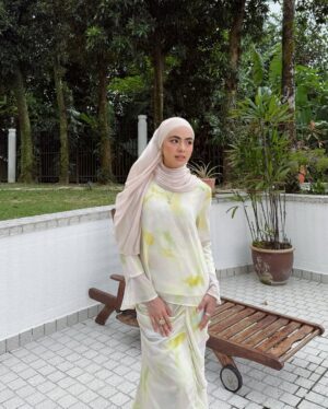 Erysha Emyra Instagram - Mat hari raya 🙇🏻♀️✨
All bejewelled by @swarovski for my Raya looks hehe