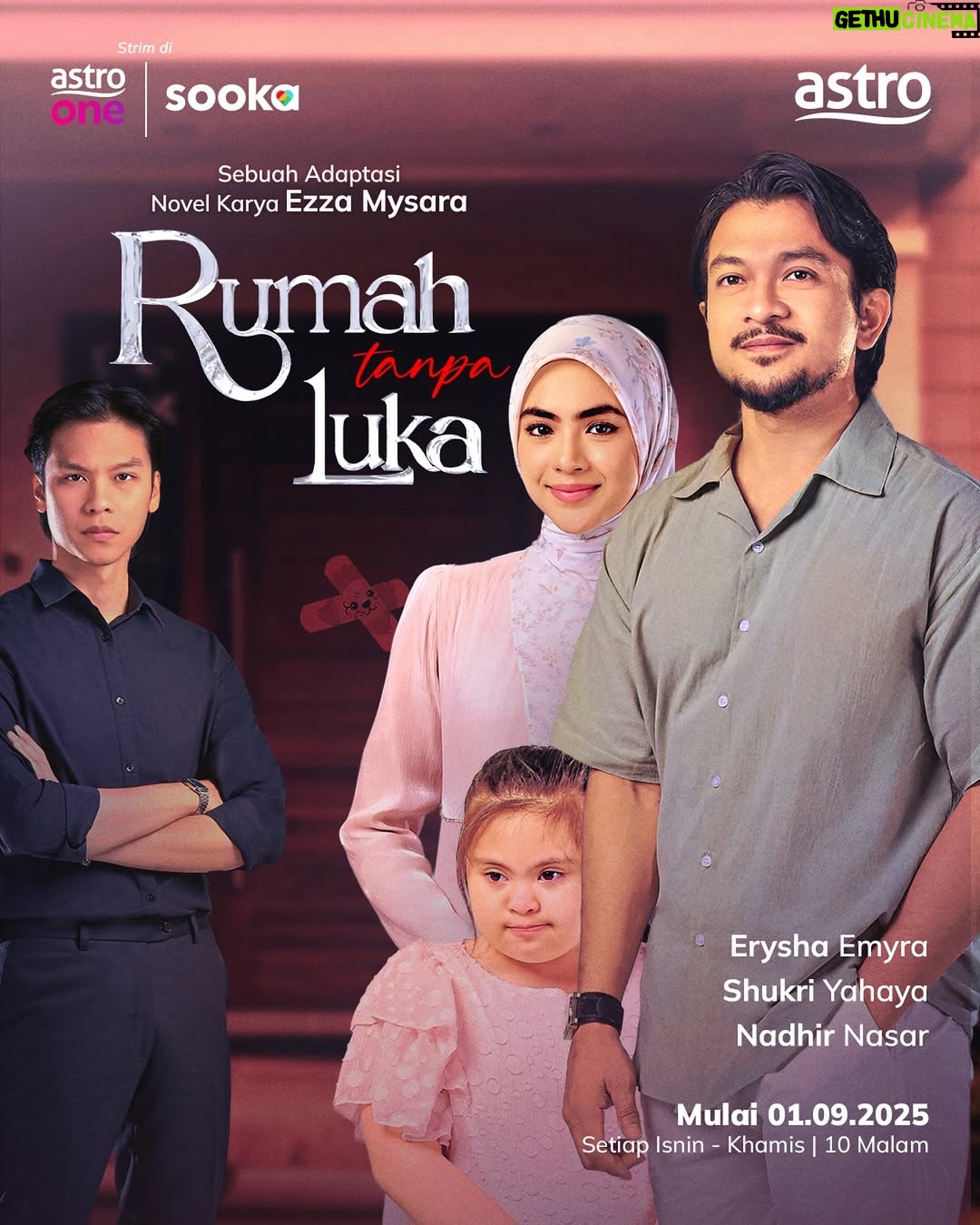 Erysha Emyra - 21.4K Likes - Official Poster RUMAH TANPA LUKA📸

Dalam kepayahan hidup, Kalsum tetap berkorban untuk menjaga Rose Ameena biarpun dirinya dibuang keluarga. Kehadiran Quizi ibarat memberi sinar baru di dalam hidupnya, namun semua hanyalah sementara dek kemunculan kerana semula Hayden Hayyan. 

 Lakonan mantap: @eryshaemyra @shukriyahaya @nadhirnasar_ @naura.arissa dan ramai lagi pelakon hebat🔥

Arahan: @nursharif
Terbitan: @suhanmovies
Adaptasi Novel: @ezzamysara @ideakreatifpublication 
OST: Arah Cinta Sejati oleh @ainaabdul @fadhilahintanp

#RumahTanpaLuka, BERMULA 1 September, Setiap Isnin - Khamis, 10 malam di Astro Ria atau strim di Astro One dan sooka!

Suka rancangan dan drama terbaharu? Nikmati hiburan tempatan dan antarabangsa tanpa henti dengan Astro One — kini dengan bundle eksklusif Disney  Hotstar dan HBO Max, dari RM69.99/sebulan. 

#AstroOne #Astro #JomUsha #RumahTanpaLuka  #BamBamStudios