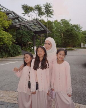 Erysha Emyra Instagram - Sisters matchy matchy day out in @nuraishahgallery! 🤍
Last slide is kakak dia lepas penat jaga 3 budak tecik ni 🫣