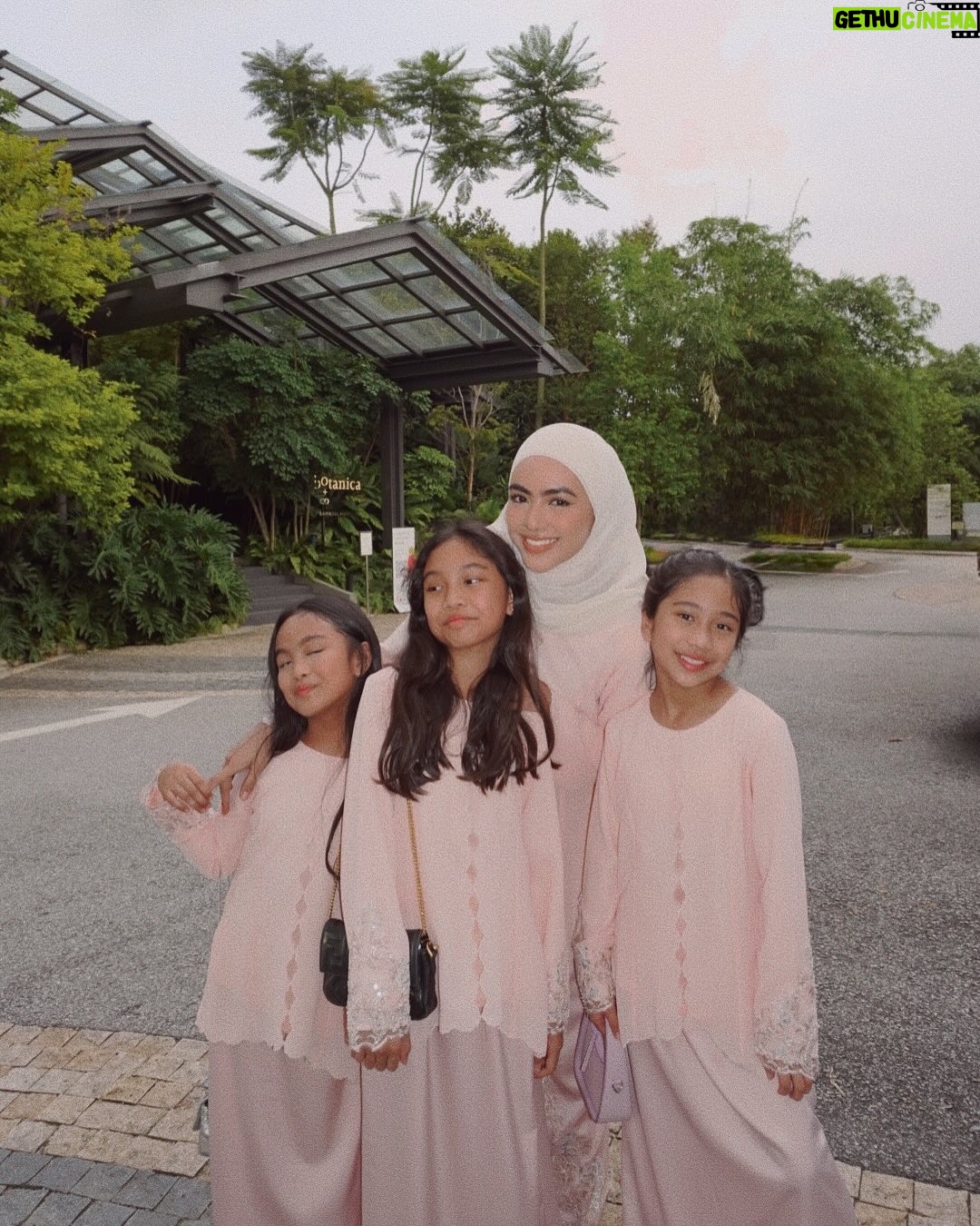 Erysha Emyra - 25.9K Likes - Sisters matchy matchy day out in @nuraishahgallery! 🤍

Last slide is kakak dia lepas penat jaga 3 budak tecik ni 🫣