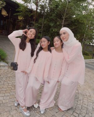 Erysha Emyra Instagram - Sisters matchy matchy day out in @nuraishahgallery! 🤍
Last slide is kakak dia lepas penat jaga 3 budak tecik ni 🫣
