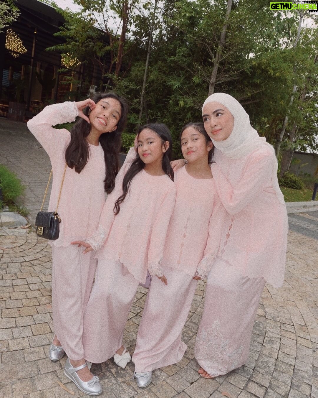 Erysha Emyra - 25.9K Likes - Sisters matchy matchy day out in @nuraishahgallery! 🤍

Last slide is kakak dia lepas penat jaga 3 budak tecik ni 🫣