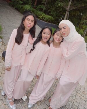 Erysha Emyra Instagram - Sisters matchy matchy day out in @nuraishahgallery! 🤍
Last slide is kakak dia lepas penat jaga 3 budak tecik ni 🫣