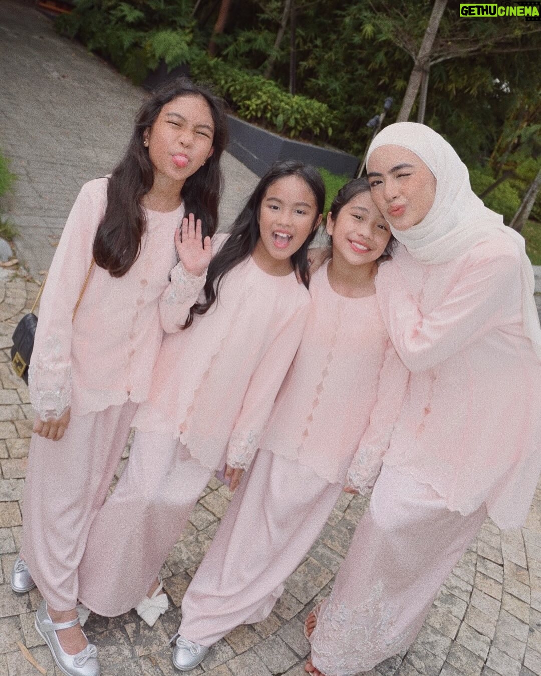 Erysha Emyra - 25.9K Likes - Sisters matchy matchy day out in @nuraishahgallery! 🤍

Last slide is kakak dia lepas penat jaga 3 budak tecik ni 🫣