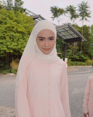 Erysha Emyra Instagram - Sisters matchy matchy day out in @nuraishahgallery! 🤍
Last slide is kakak dia lepas penat jaga 3 budak tecik ni 🫣