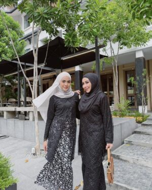 Erysha Emyra Instagram - Me & mumsy matching in @nuraishahgallery 🤍