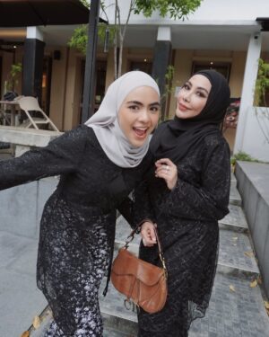 Erysha Emyra Instagram - Me & mumsy matching in @nuraishahgallery 🤍