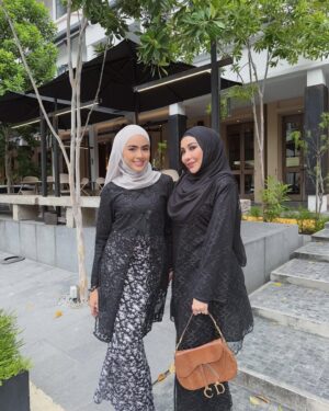 Erysha Emyra Instagram - Me & mumsy matching in @nuraishahgallery 🤍