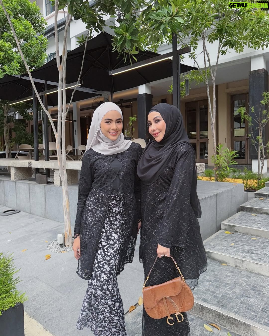 Erysha Emyra - 37.2K Likes - Me & mumsy matching in @nuraishahgallery 🤍