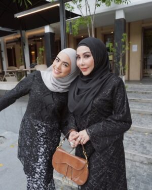 Erysha Emyra Instagram - Me & mumsy matching in @nuraishahgallery 🤍