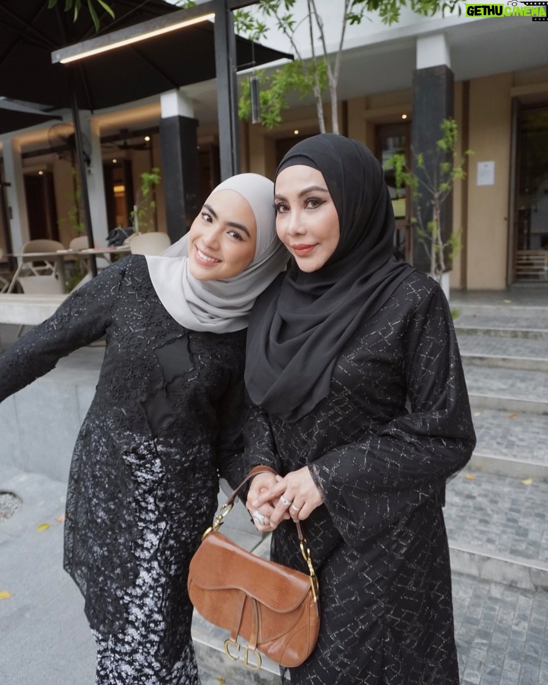 Erysha Emyra - 37.2K Likes - Me & mumsy matching in @nuraishahgallery 🤍