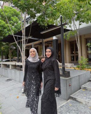 Erysha Emyra Instagram - Me & mumsy matching in @nuraishahgallery 🤍