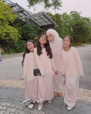 Erysha Emyra Instagram - Sisters matchy matchy day out in @nuraishahgallery! 🤍
Last slide is kakak dia lepas penat jaga 3 budak tecik ni 🫣