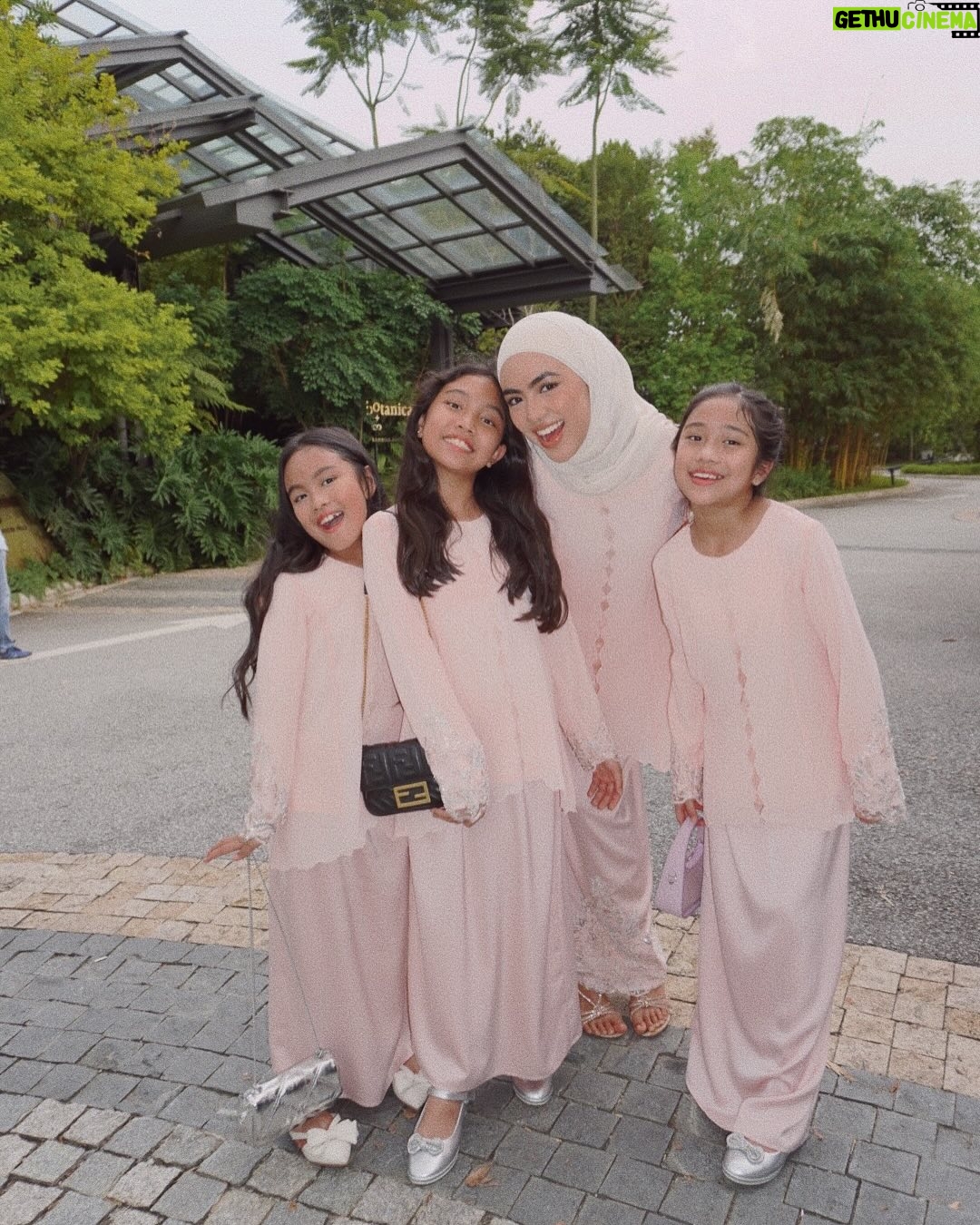 Erysha Emyra - 25.9K Likes - Sisters matchy matchy day out in @nuraishahgallery! 🤍

Last slide is kakak dia lepas penat jaga 3 budak tecik ni 🫣