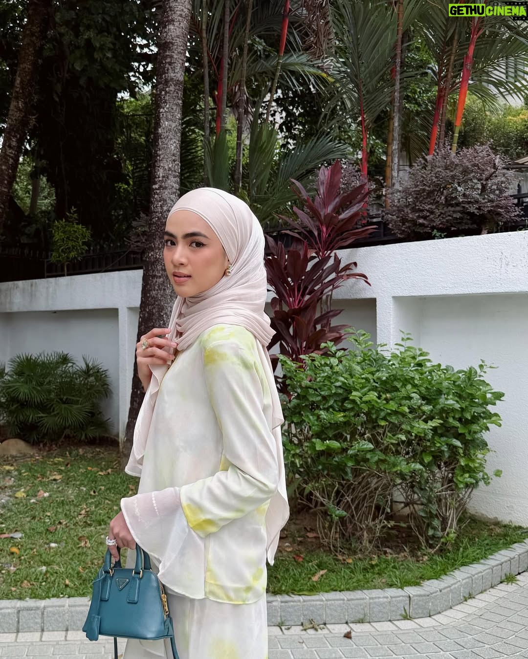 Erysha Emyra - 45.1K Likes - Mat hari raya 🙇🏻‍♀️✨

All bejewelled by @swarovski for my Raya looks hehe