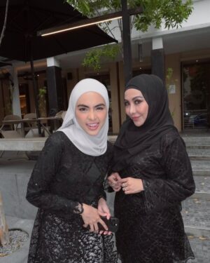 Erysha Emyra Instagram - Me & mumsy matching in @nuraishahgallery 🤍